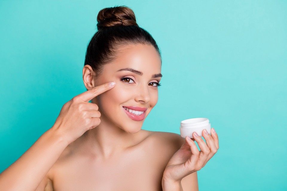 Sabia que h segredos na aplicao de um creme de olhos?